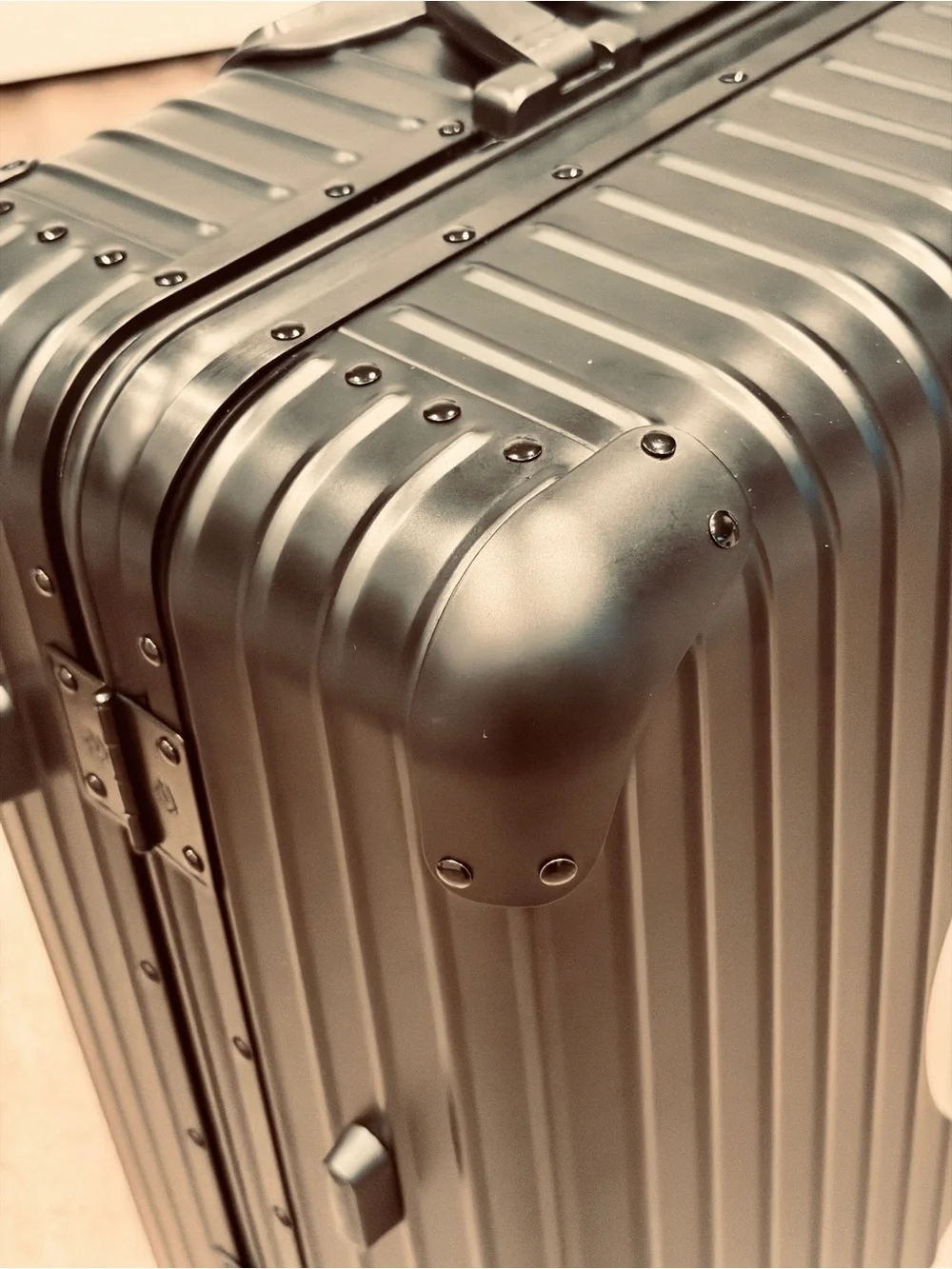 Supreme x RIMOWA Topas Multiwheel 82L - Mint!